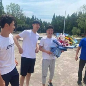 开云APP-徐根宝寄语武磊：12强赛要自信 出线了一起过生日